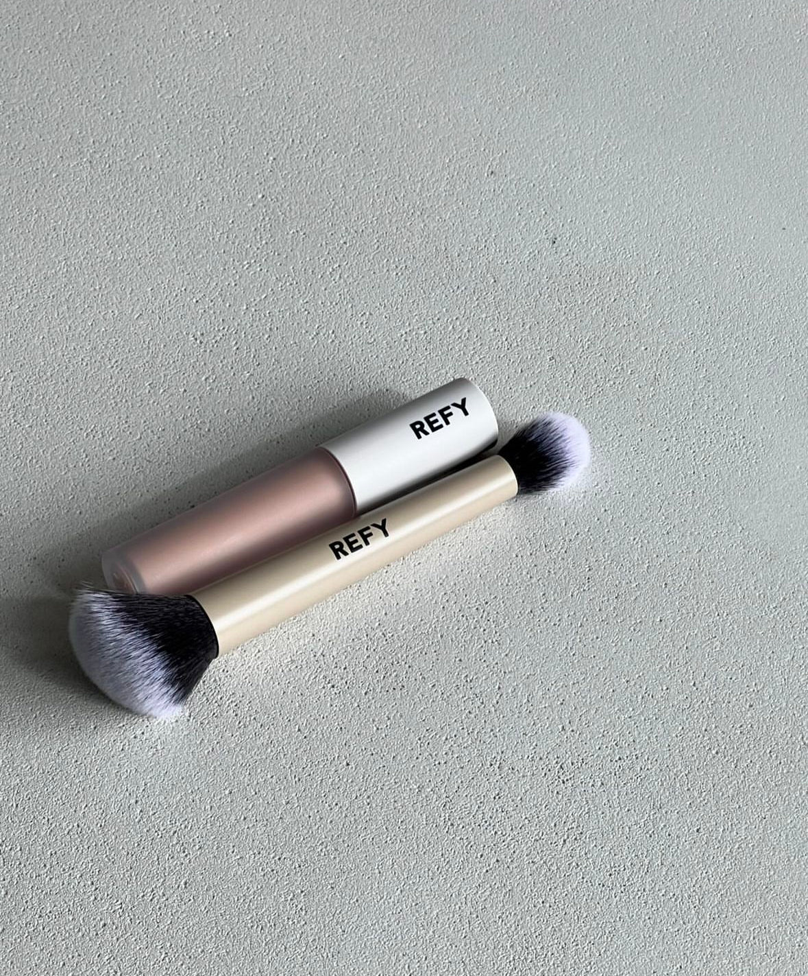 Консилер Brightening and Blurring Serum Concealer