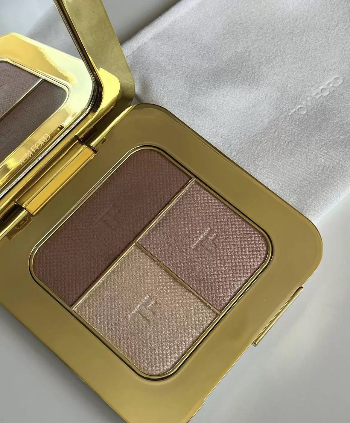 Палетка для лица Soleil Contouring Compact