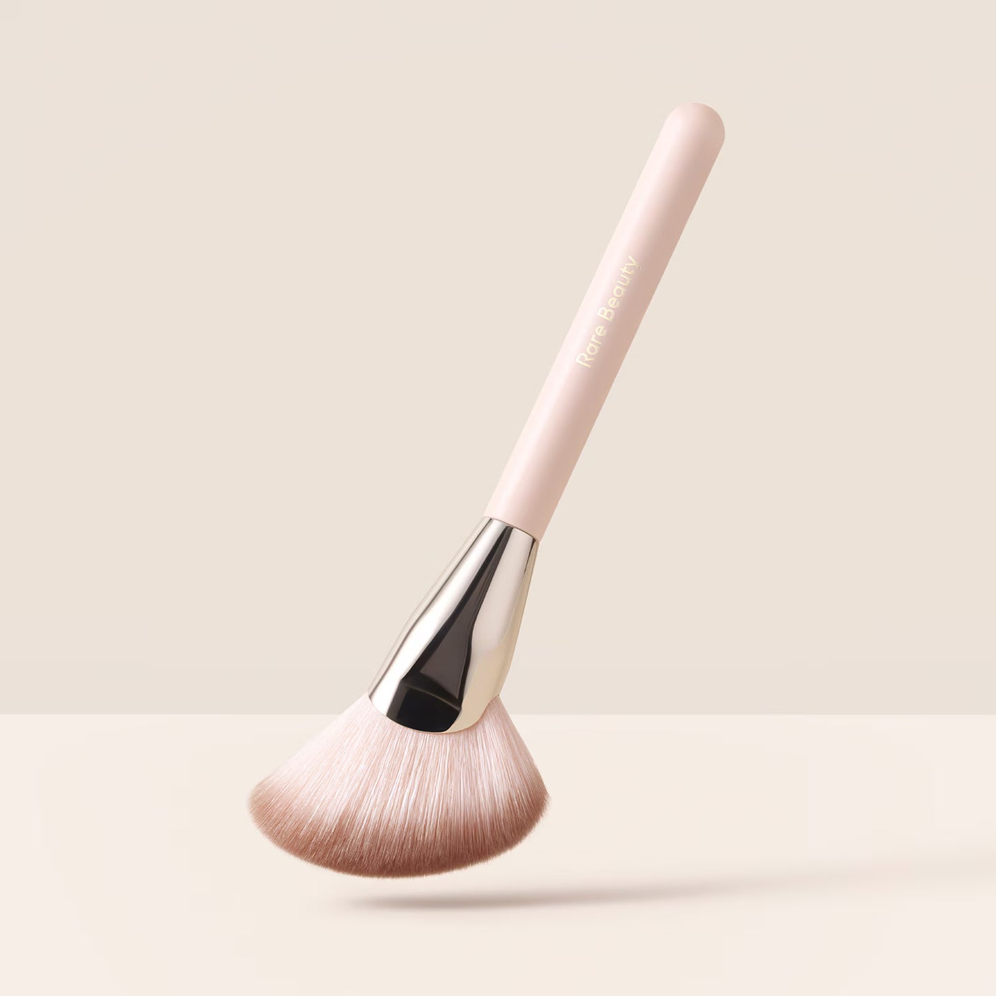 Пензлик для пудри та бронзеру Warm Wishes Angled Powder Brush Rare Beauty