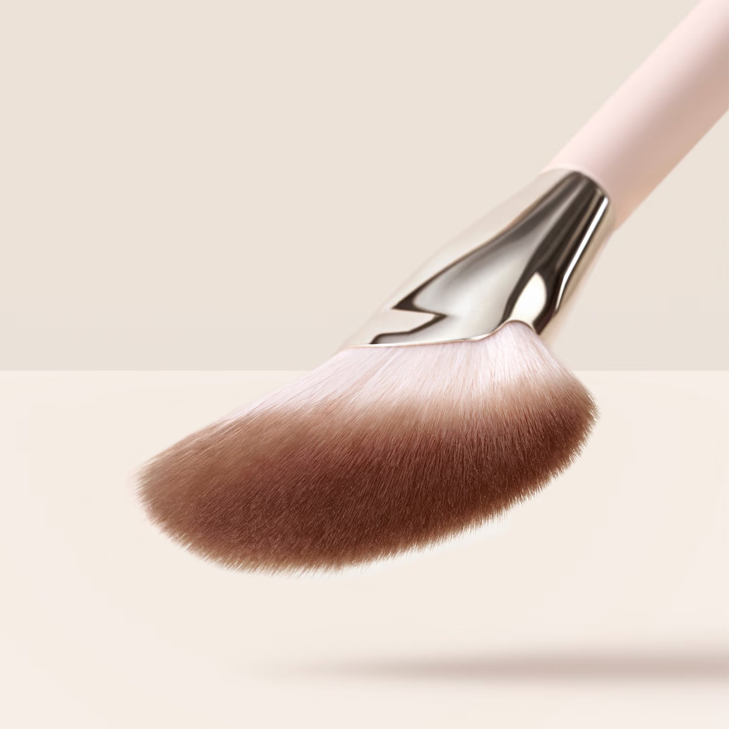 Пензлик для пудри та бронзеру Warm Wishes Angled Powder Brush Rare Beauty