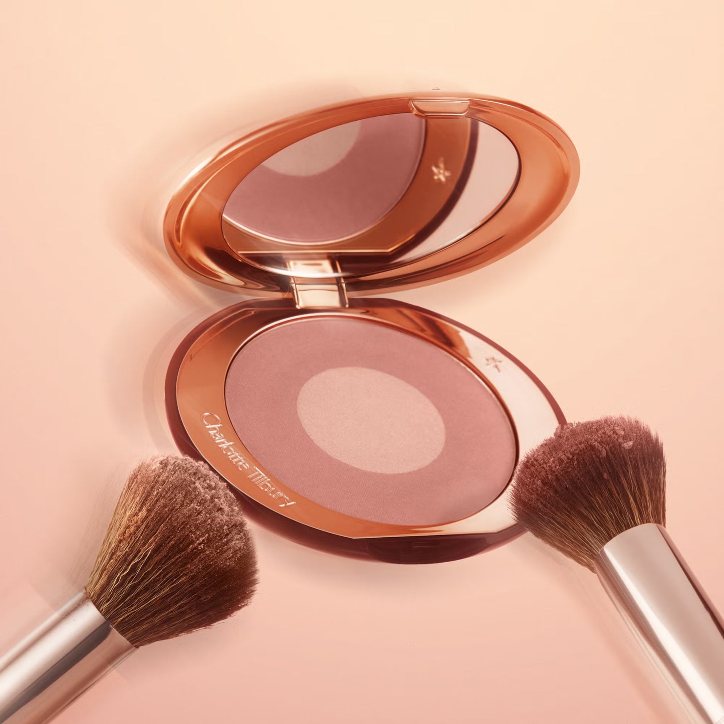 Пензлик  Airbrush Flawless Easy Soft Blur Bronzer + Blusher Brush Charlotte Tilbury