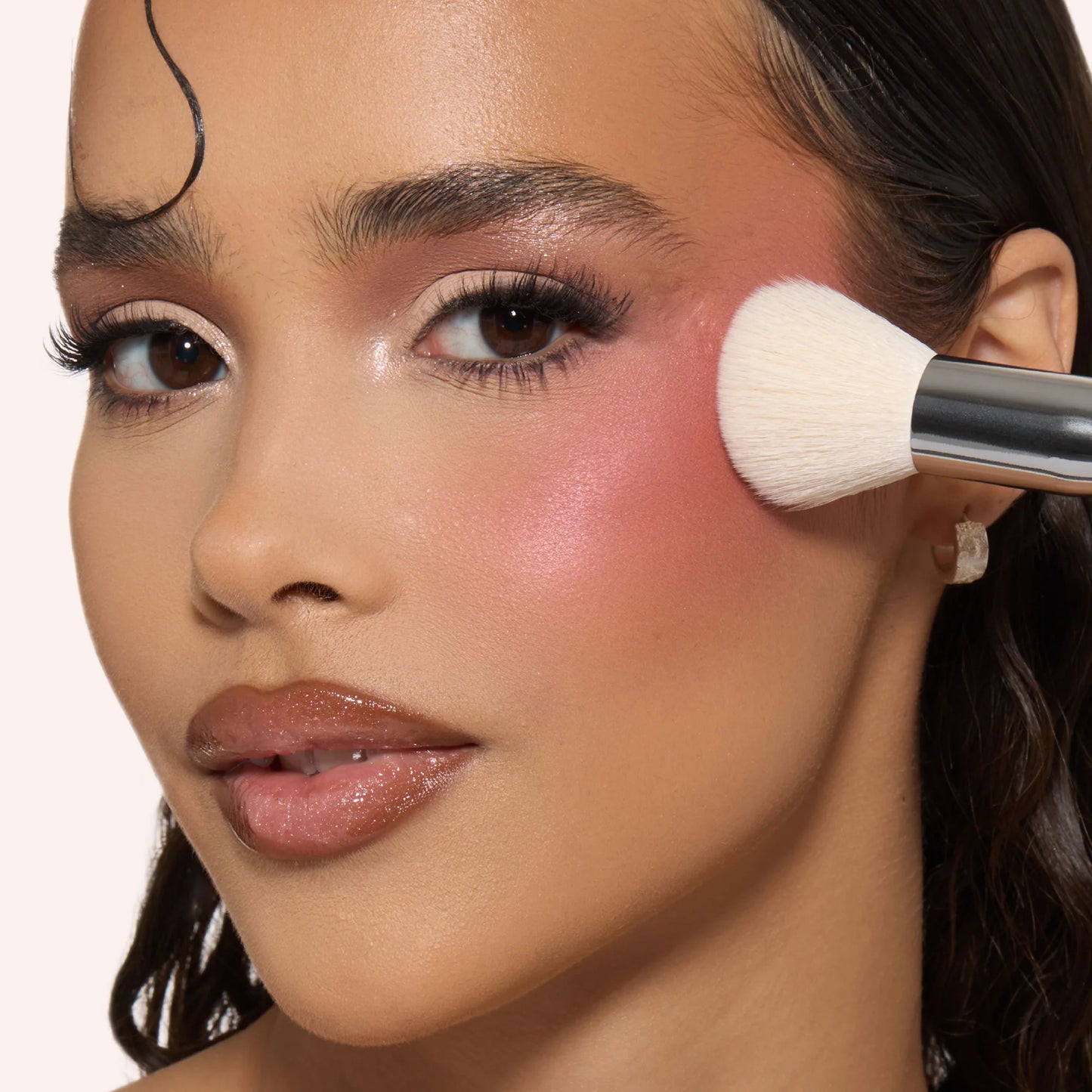 Пензлик для румʼян Diffusing Cheek Brush HUDA BEAUTY