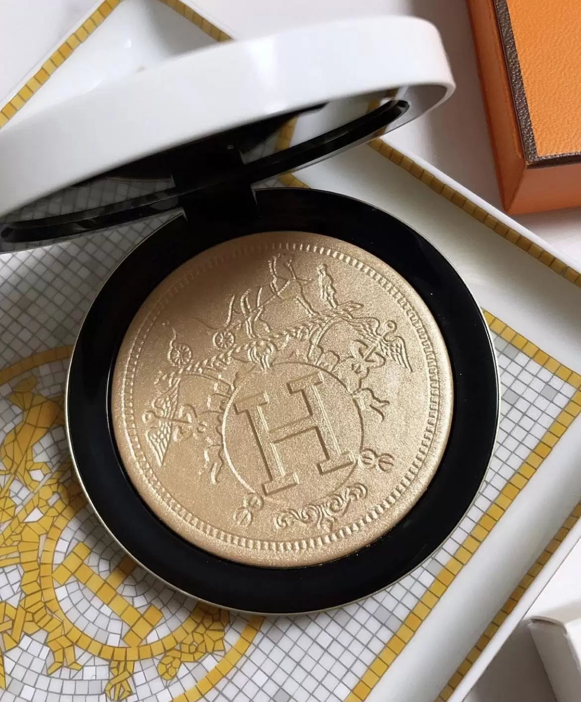 Face and eye illuminating powder