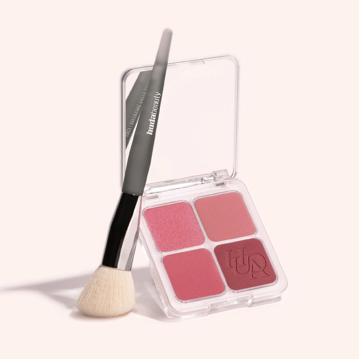 Пензлик для румʼян Diffusing Cheek Brush HUDA BEAUTY